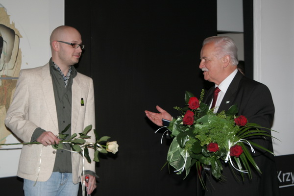 Starosta Pilski Tomasz Bugajski gratuluje artyście